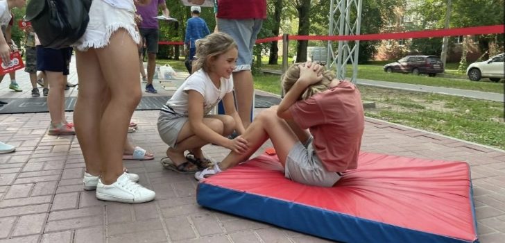 50 барнаульцев сдали нормативы ГТО на спортивном празднике в Железнодорожном районе.